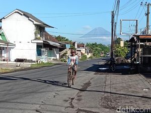 Semeru 4 Kali Erupsi Hari Ini, Abu Vulkanik Capai 1.200 Meter
