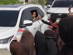 Warga Lampung Timur Antusias Sambut Kedatangan Wapres Gibran