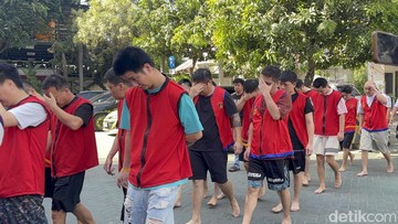 Polisi Tangkap 44 WNA Komplotan Scamming Jaringan Internasional di Surabaya