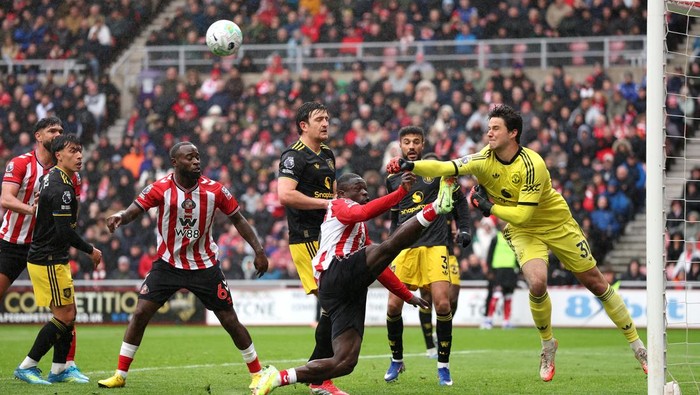 SUNDERLAND, ENGLAND - MAY 09: Senne Lammens of Manchester United clears the ball under pressure from Brian Brobbey of Sunderland during the Premier League match between Sunderland and Manchester United at Stadium of Light on May 09, 2026 in Sunderlan