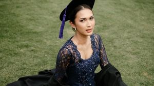 Pesona Amanda Salmakhira Berkebaya di Stadion Bola Usai Jadi Sarjana