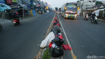 Duh, Warga Masih Buang Sampah Sembarangan di Median Jalan Ciputat