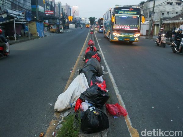 Duh, Warga Masih Buang Sampah Sembarangan di Median Jalan Ciputat