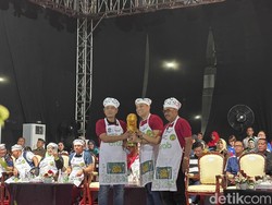 Meriahnya Festival Rujak Uleg Surabaya Bertema Piala Dunia 2026
