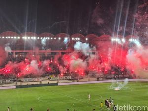 PSS Sleman Gagal Juara, Flare Menyala di Maguwoharjo
