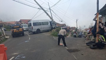 Hiace Rombongan Turis Singapura Tabrak 4 Mobil di Bromo Disopiri Penumpang