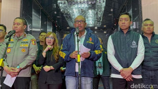 Dirtipidum Bareskrim Polri Brigjen Wira Satya Triputra (kiri) dan Sekretaris NCB Divhubinter Polri Brigjen Untung Widyatmoko (kanan)