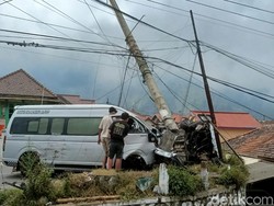 Rem Blong, Hiace Rombongan Turis Singapura Tabrak 4 Mobil di Bromo