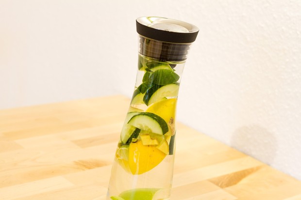 Manfaat infused water lemon dan timun dipercaya dapat membantu proses detoksifikasi alami tubuh dengan menjaga fungsi organ tetap optimal.
