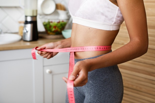 Manfaat infused water lemon dan timun juga sering dikaitkan dengan program menjaga berat badan karena membantu tubuh merasa lebih kenyang dan mengurangi keinginan mengonsumsi minuman manis.