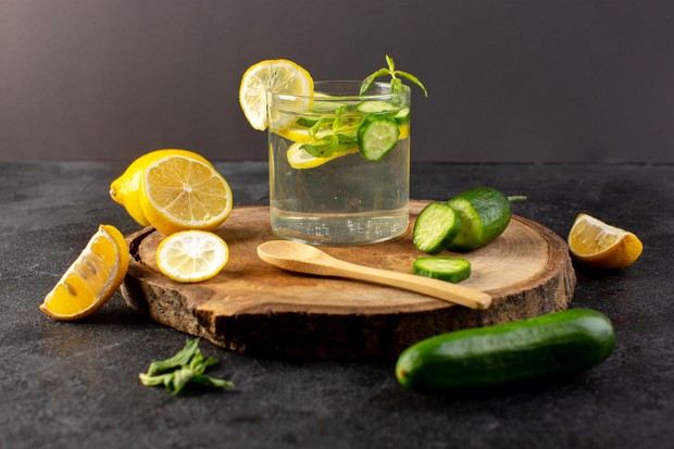 Manfaat infused water lemon dan timun yang pertama adalah membantu tubuh tetap terhidrasi sepanjang hari sehingga tubuh terasa lebih segar dan tidak mudah lemas.