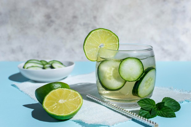 Manfaat infused water lemon dan timun dipercaya membantu menjaga keseimbangan pH tubuh sehingga tubuh terasa lebih nyaman dan segar.