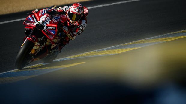 Ducati Lenovo Team's Italian rider Francesco Bagnaia corners during the qualifying session of the Moto GP Grand Prix of France at Le Mans, northwestern France, on May 9, 2026. The Ducati Lenovo Team Italian rider qualified in Pole Position. (Photo by Loic VENANCE / AFP)