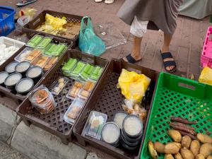 Bakso hingga Gorengan Hangat Ramaikan Pasar Kaget Dekat Hotel Jemaah Haji