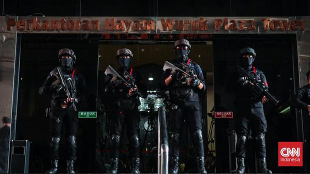 Sejumlah petugas kepolisian berjaga di Gedung Perkantoran Hayam Wuruk Plaza Tower yang diduga lokasi Judi Online (judol), Jakarta Barat, Sabtu (9/5/2026). (CNN Indonesia/Febria Adha L)