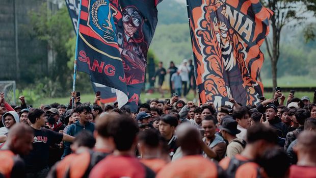 Jakmania memberikan support kepada Persija sebelum mennfhadapi Persib di Samarinda, Jumat (8/5).