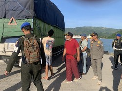 Tim Gabungan Cegat Truk Angkut 1 Juta Batang Rokok Ilegal di Pelabuhan Lembar