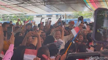 Prabowo Gabung di Tengah Warga Miangas Joget 'Tabola Bale'