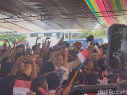 Prabowo Gabung di Tengah Warga Miangas Joget Tabola Bale