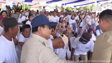 Momen Prabowo Singkirkan Paspampres Saat Salaman dengan Warga di Gorontalo