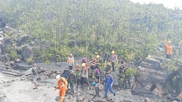 Proses pemindahan korban Gunung Dukono meletus di Halmahera Utara.