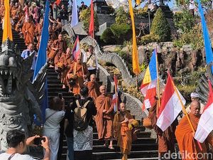 Puluhan Bhikkhu Jalan Kaki dari Bali ke Borobudur Bawa Misi Damai