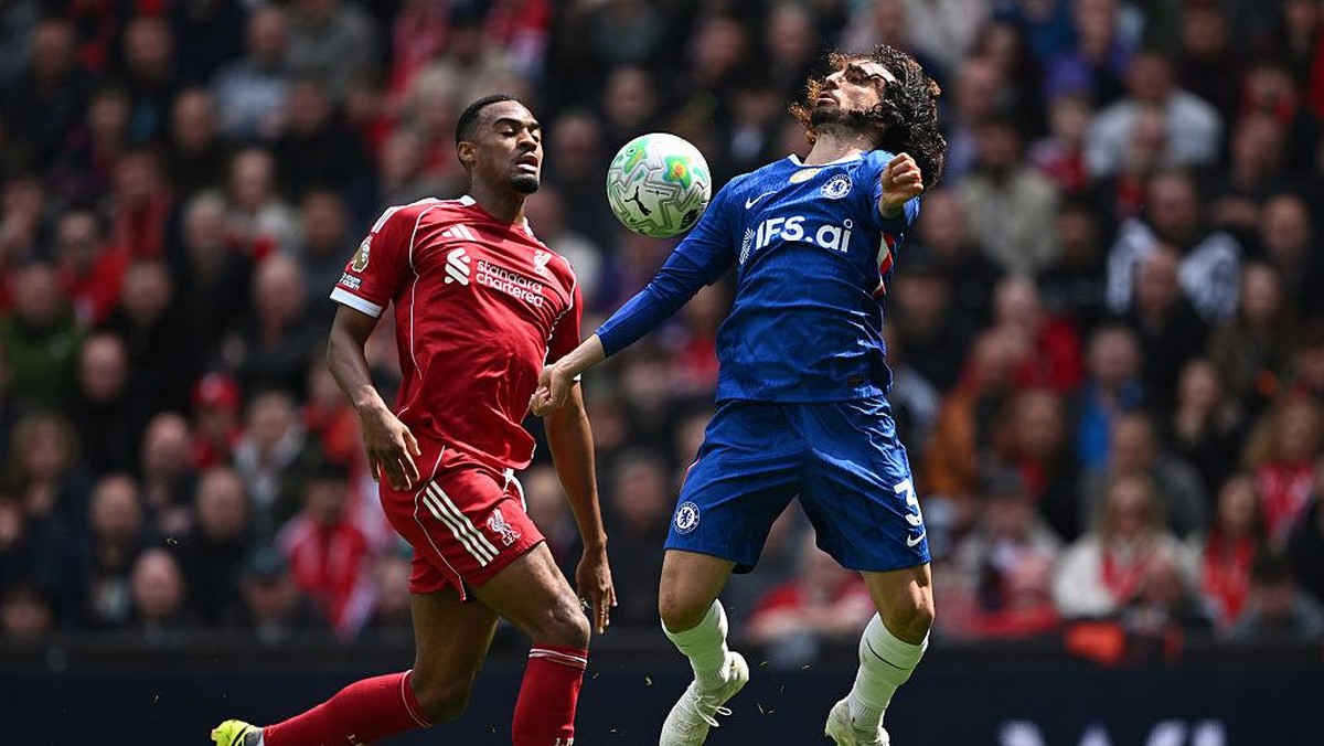 Ryan Gravenberch coba mengganggu penguasaan bola Marc Cucurella. Foto: Getty Images/Gareth Copley