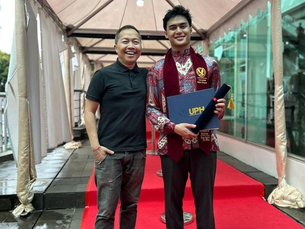Sandhy Sondoro Bahagia Anak Lulus Dokter Muda, Beri Pesan Ini