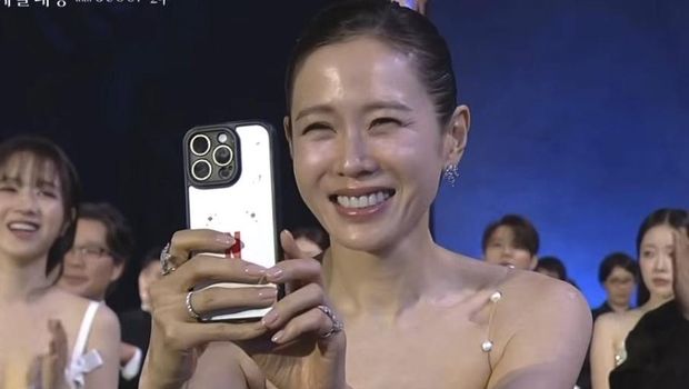 Viral momen Son Ye Jin merekam momen Hyun Bin naik ke atas panggung, menerima piala Aktor Terbaik di Baeksang Arts Awards 2026.
