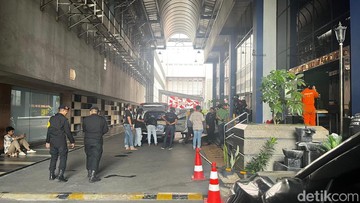 Suasana Perkantoran Hayam Wuruk yang Dijaga Ketat Brimob, Diduga Terkait Judol