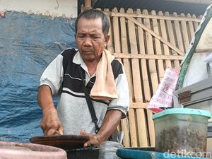 Cerita Darmin Lestarikan Tahu Gejrot Lintas Generasi