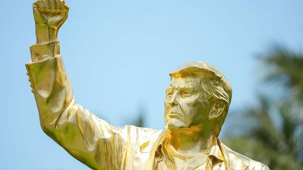 Potret Patung Emas Trump Terbaru, Pose Selebrasi Lolos dari Maut