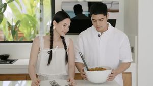 Kompak Banget! Alyssa Daguise dan Al Ghazali Masak Pasta Bareng