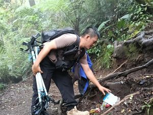 Polisi Angkut 5 Ton Sampah dari Jalur Pendakian Gunung Gede Pangrango