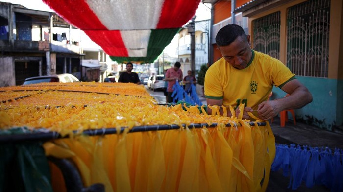 Suasana semarak menyelimuti lingkungan Alvorada di Kota Manaus, negara bagian Amazonas, Brasil, saat warga mulai menghias kawasan permukiman mereka untuk menyambut Piala Dunia FIFA 2026, Sabtu (9/5/2026). REUTERS/Bruno Kelly