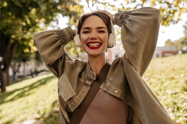 Menjadi diri sendiri termasuk salah satu ciri perempuan cantik luar dalam yang paling menonjol. Perempuan autentik biasanya terlihat lebih percaya diri dan tidak takut menunjukkan siapa dirinya sebenarnya.