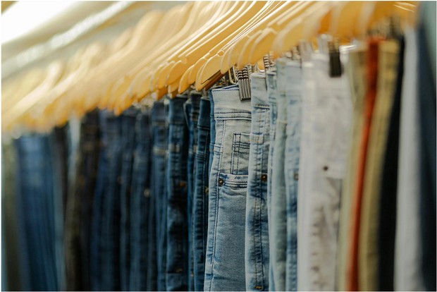 Bahan jeans/Foto: pexels.com/Wolf Art Semua jeans terbuat dari denim, tapi tidak semua denim adalah jeans.