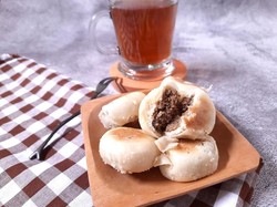 Bakpia Daging Babi Bikin Heboh hingga Risiko Minum Kopi Telur Mentah