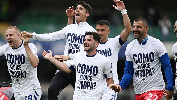 VERONA, ITALY - MAY 10:  Players of Como celebrates at the end of the Serie A match between Hellas Verona FC and Como 1907 at Stadio Marcantonio Bentegodi on May 10, 2026 in Verona, Italy. (Photo by Image Photo Agency/Getty Images)