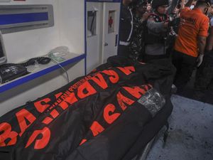 Terhimpit Batu Besar, 2 WN Singapura Tewas Berpelukan di Gunung Dukono