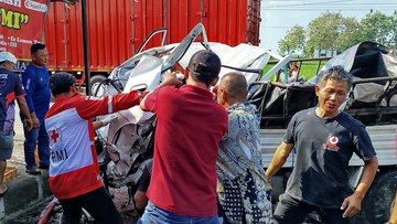 Mobil Ringsek Usai Tabrak Tembok di Sragen, Tangan Sopir Putus