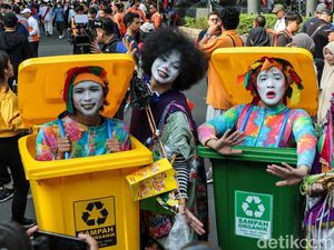 Video: Mahasiswa IKJ Cosplay Jadi Manusia Tong Sampah di CFD Rasuna Said