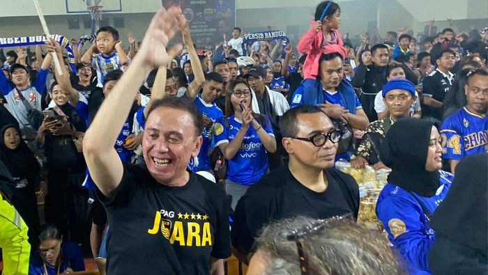 Mantan Ketua Umum PSSI, Mochamad Iriawan, ikut bersorak usai Persib Bandung mengalahkan Persija Jakarta. Pria yang akrab disapa Iwan Bule itu turut bangga atas dukungan Bobotoh.