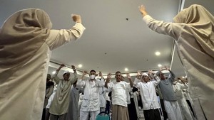 Jamaah Haji Indonesia Jaga Stamina dengan Senam di Makkah