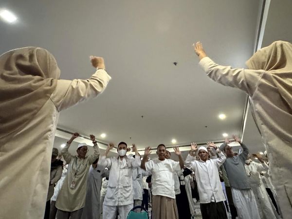 Jamaah Haji Indonesia Jaga Stamina dengan Senam di Makkah