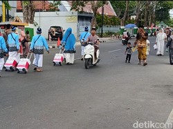 Ribuan Jemaah Haji Pamekasan Diberangkatkan, Jalanan Sempat Padat