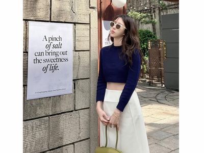 Gaya Lee Ji Ah Pamer Perut Ramping, Visualnya Awet Muda di Usia 47 Tahun