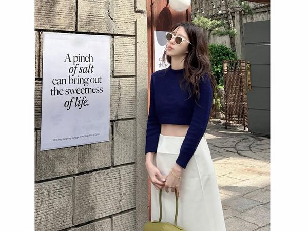Gaya Lee Ji Ah Pamer Perut Ramping, Visualnya Awet Muda di Usia 47 Tahun