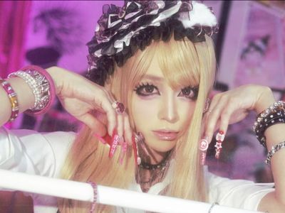 7 Foto Transformasi Lee Min Jung dengan Makeup Gyaru, Manglingi Bak Boneka