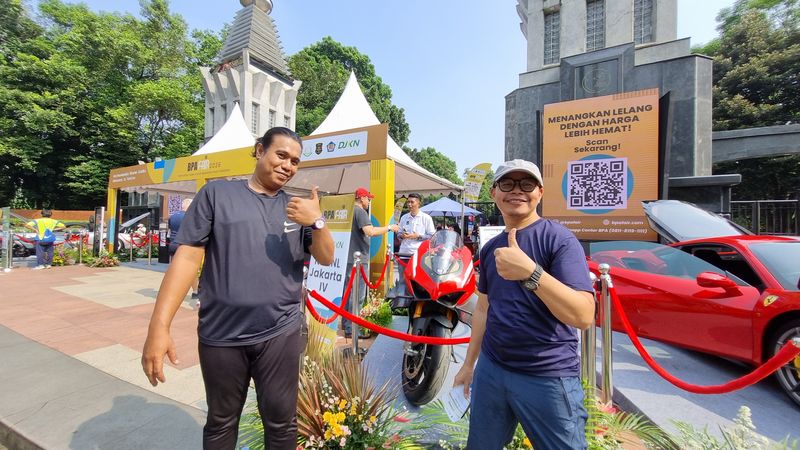 Nasihin (kiri) tertarik dengan motor Ducati nan dilelang Kejagung, beriktikad untuk tawar.